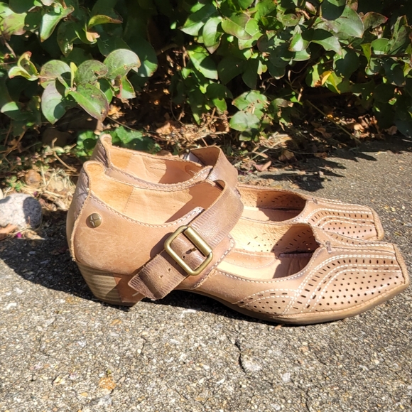 PIKOLONOS, Italian leather,  tan, buckled shoes.  Size 8/39 - Picture 2 of 7